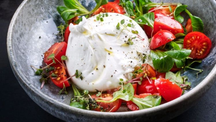 ensalada-de-burrata-con-trufa-y-tomate-asado