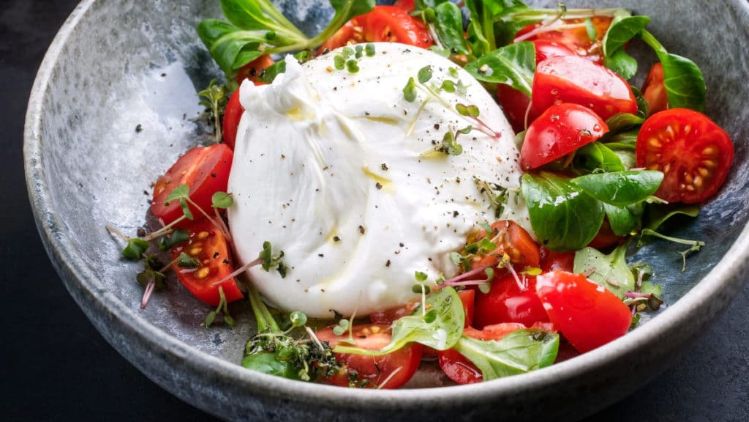 ensalada-de-burrata-con-trufa-y-tomate-asado