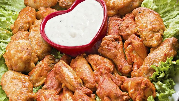 alitas-de-pollo-con-salsa-de-queso-azul